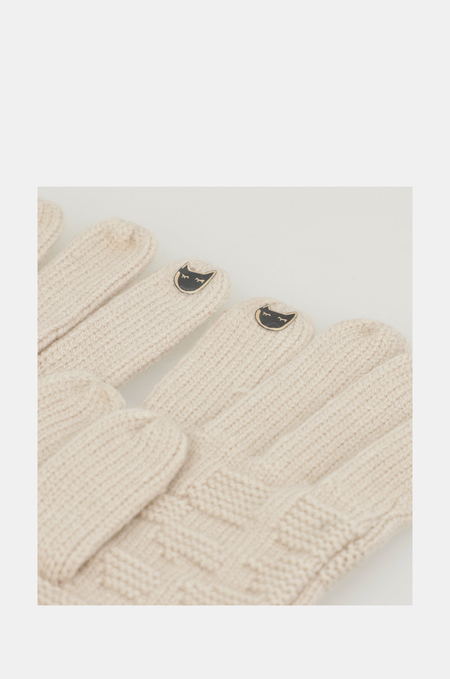 Beige knit gloves