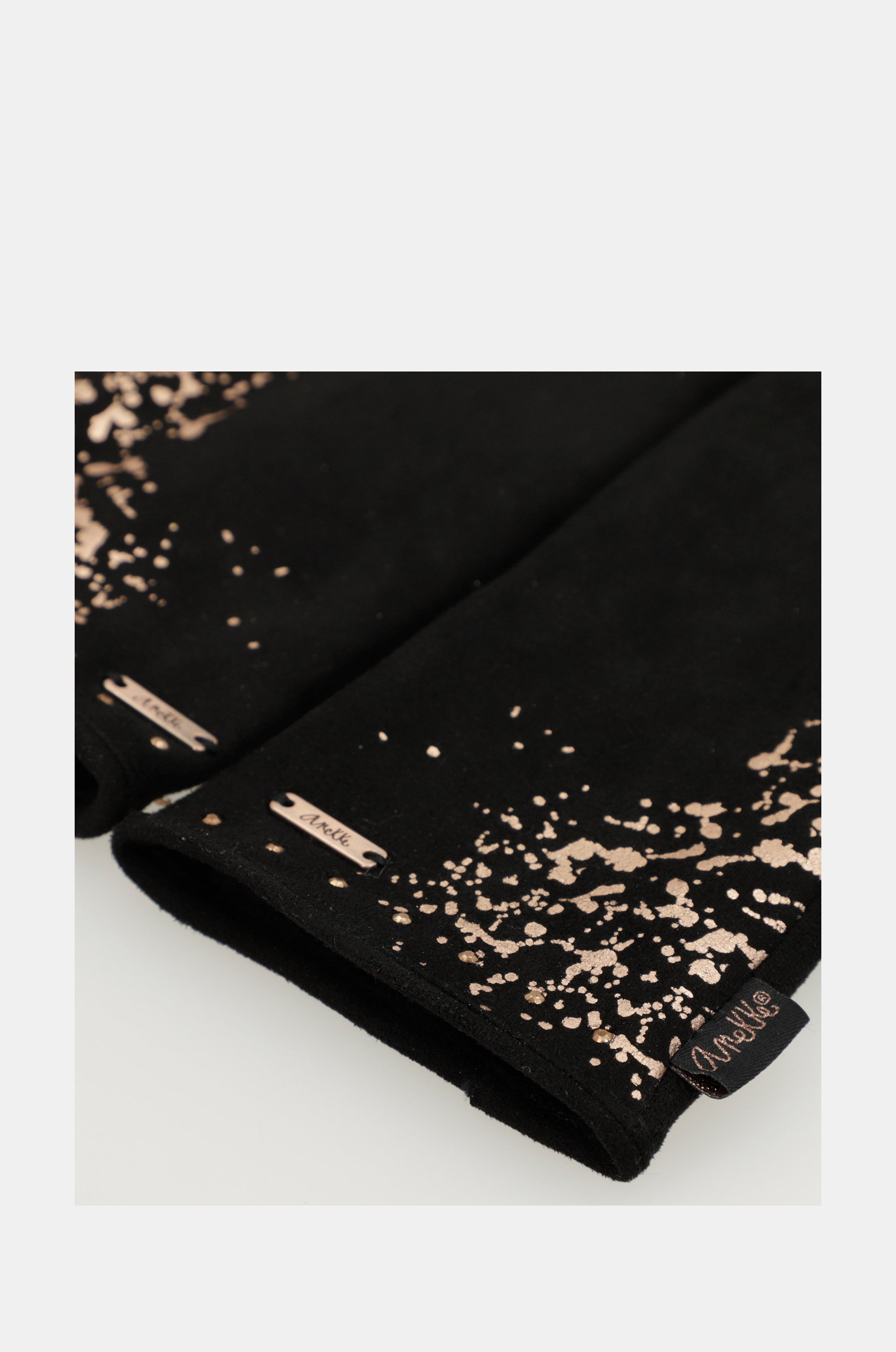 Black fleece-lined gloves