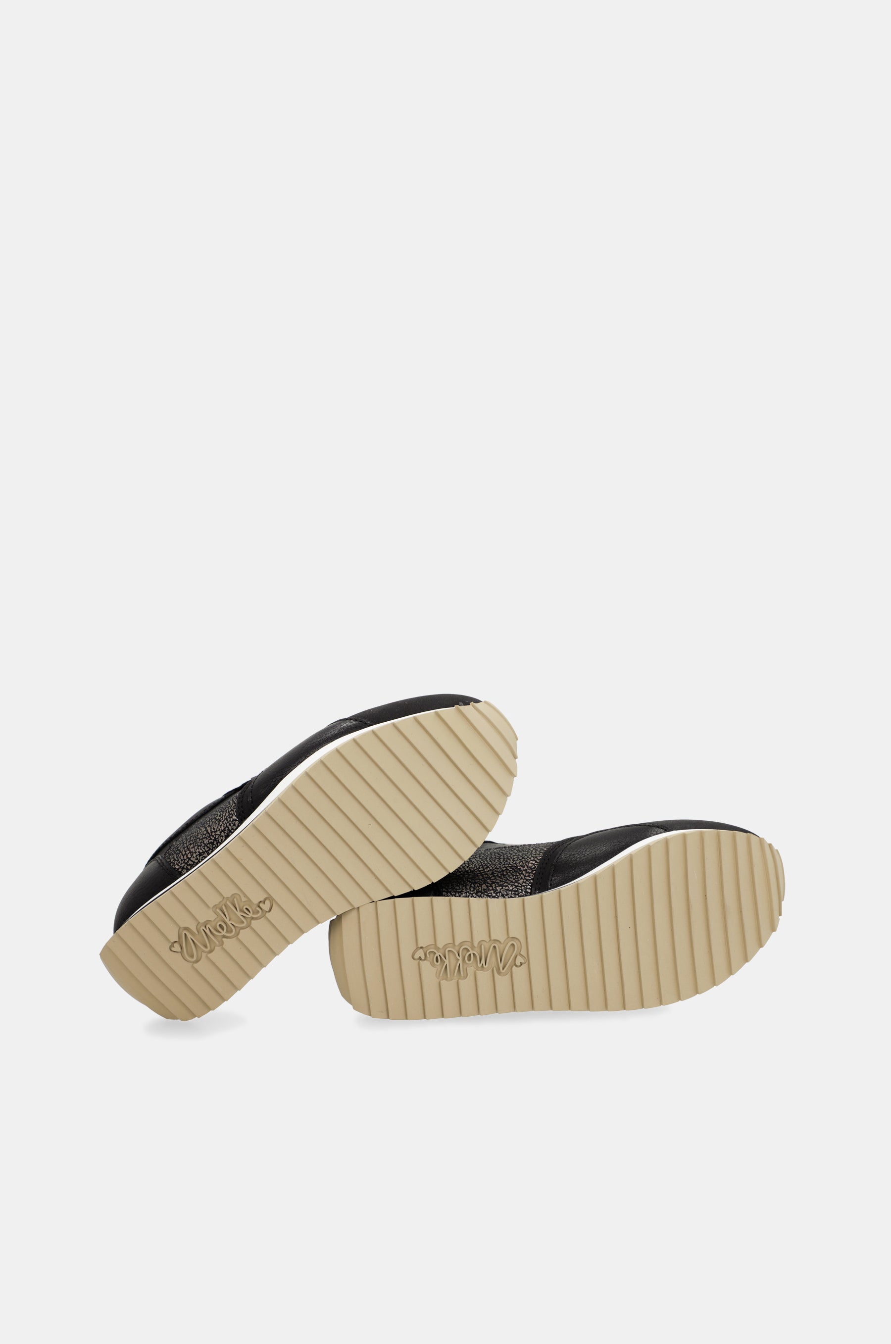 Travel black sneakers