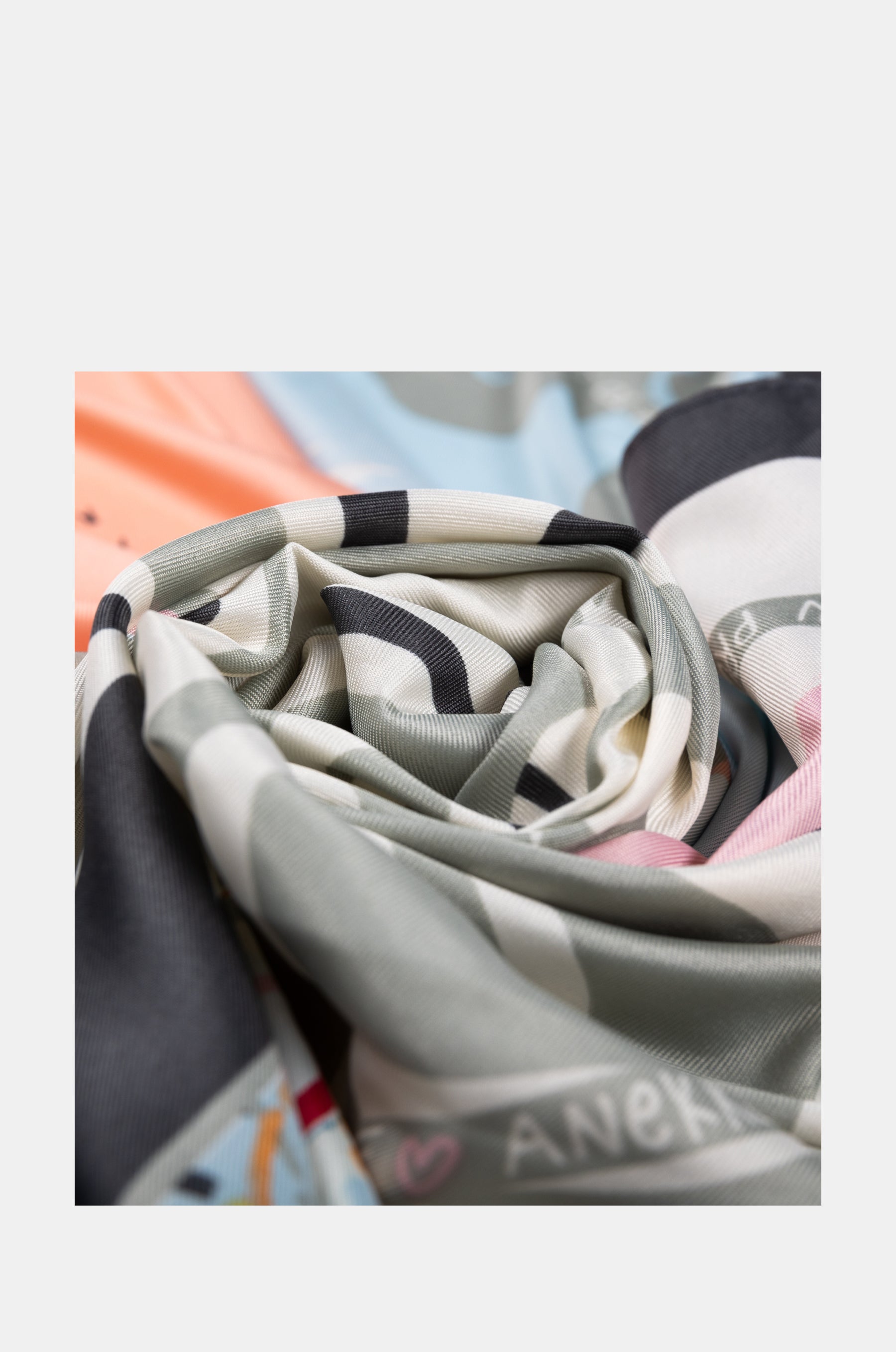 Smart square scarf