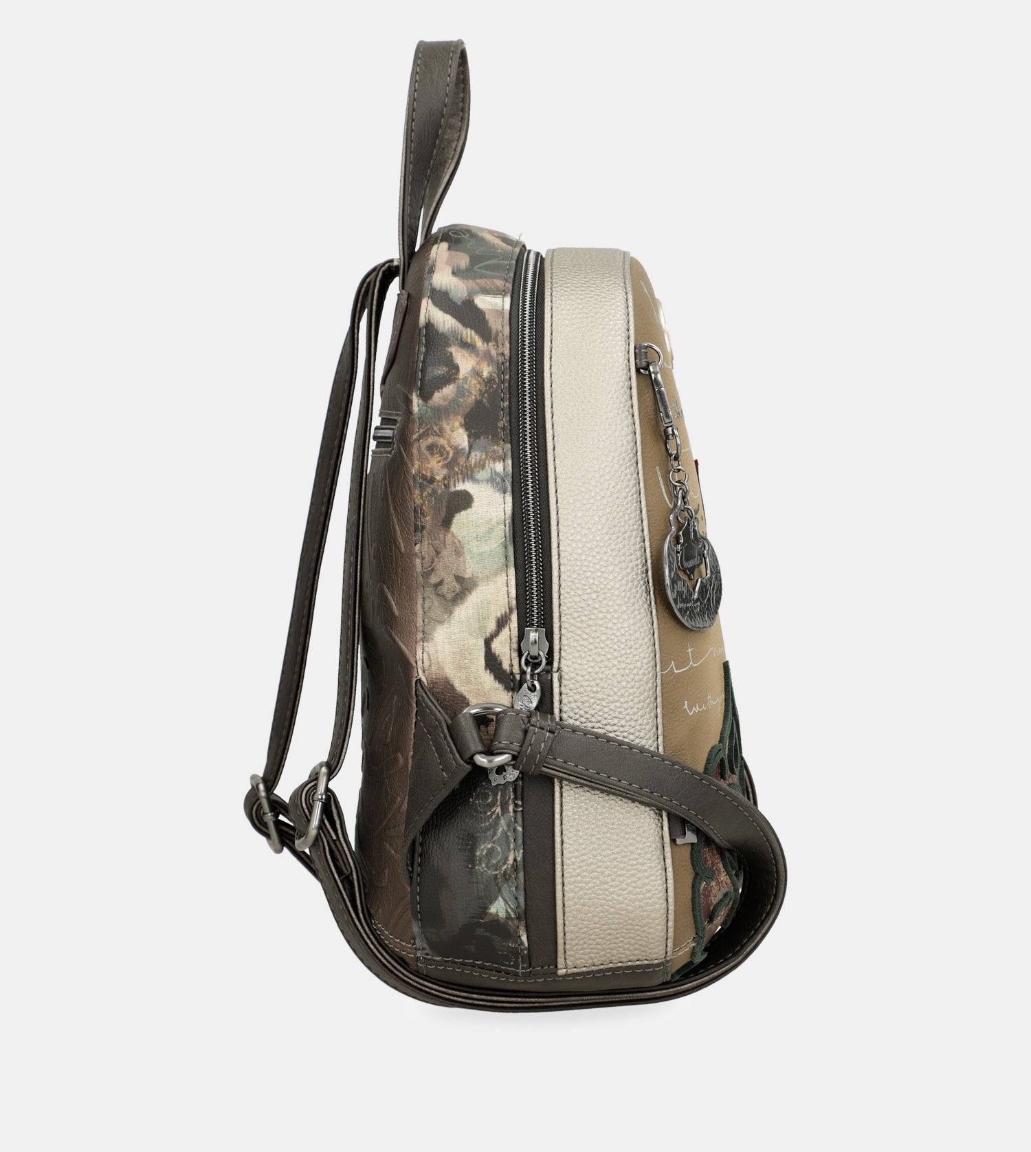 Manifesto backpack for leisure use