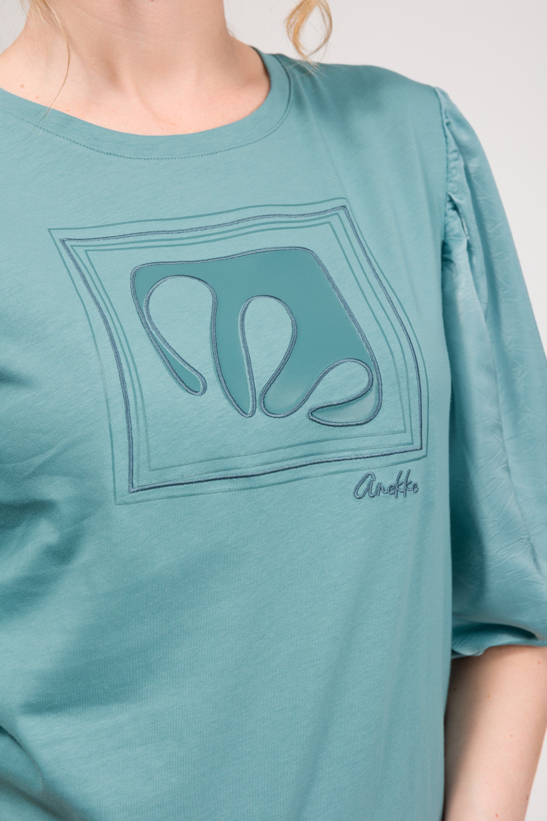 Blue puff-sleeve T-shirt