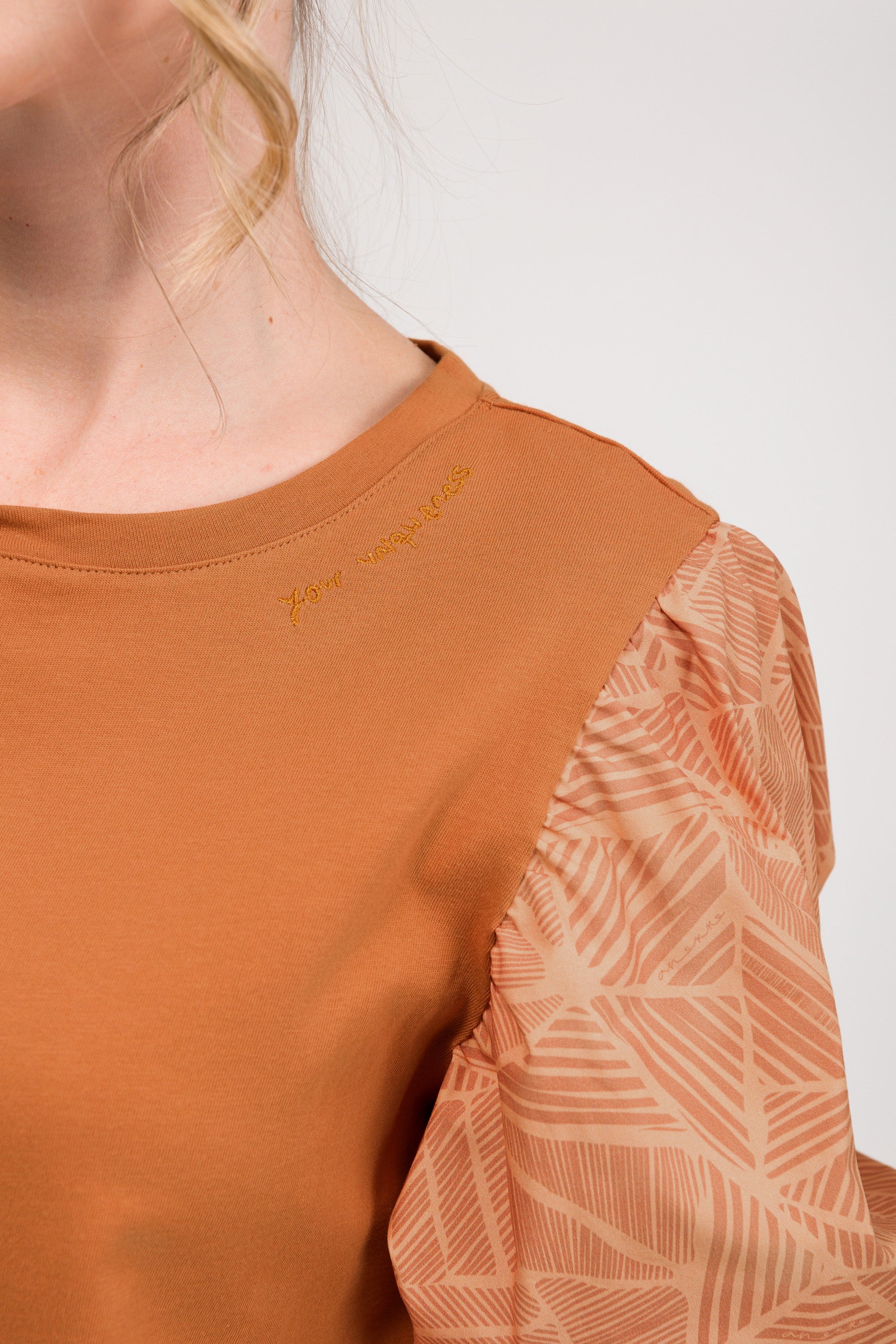 Puff-sleeve T-shirt with print