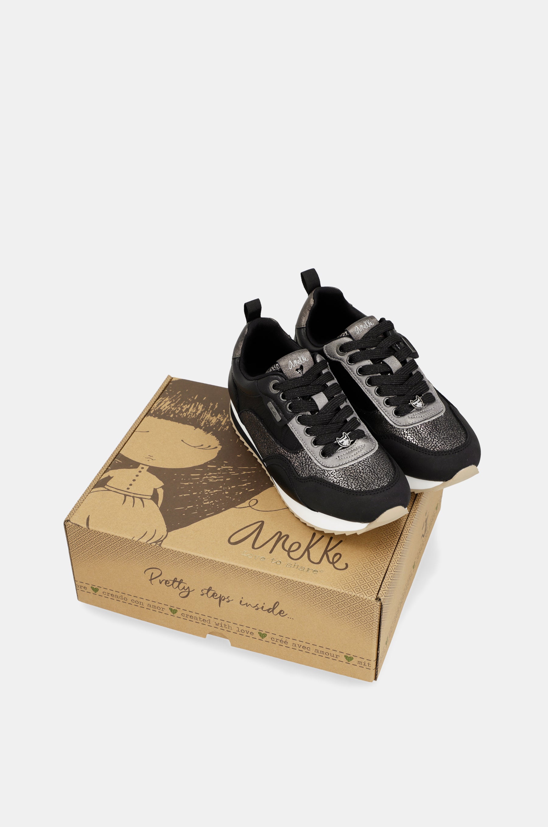 Travel black sneakers