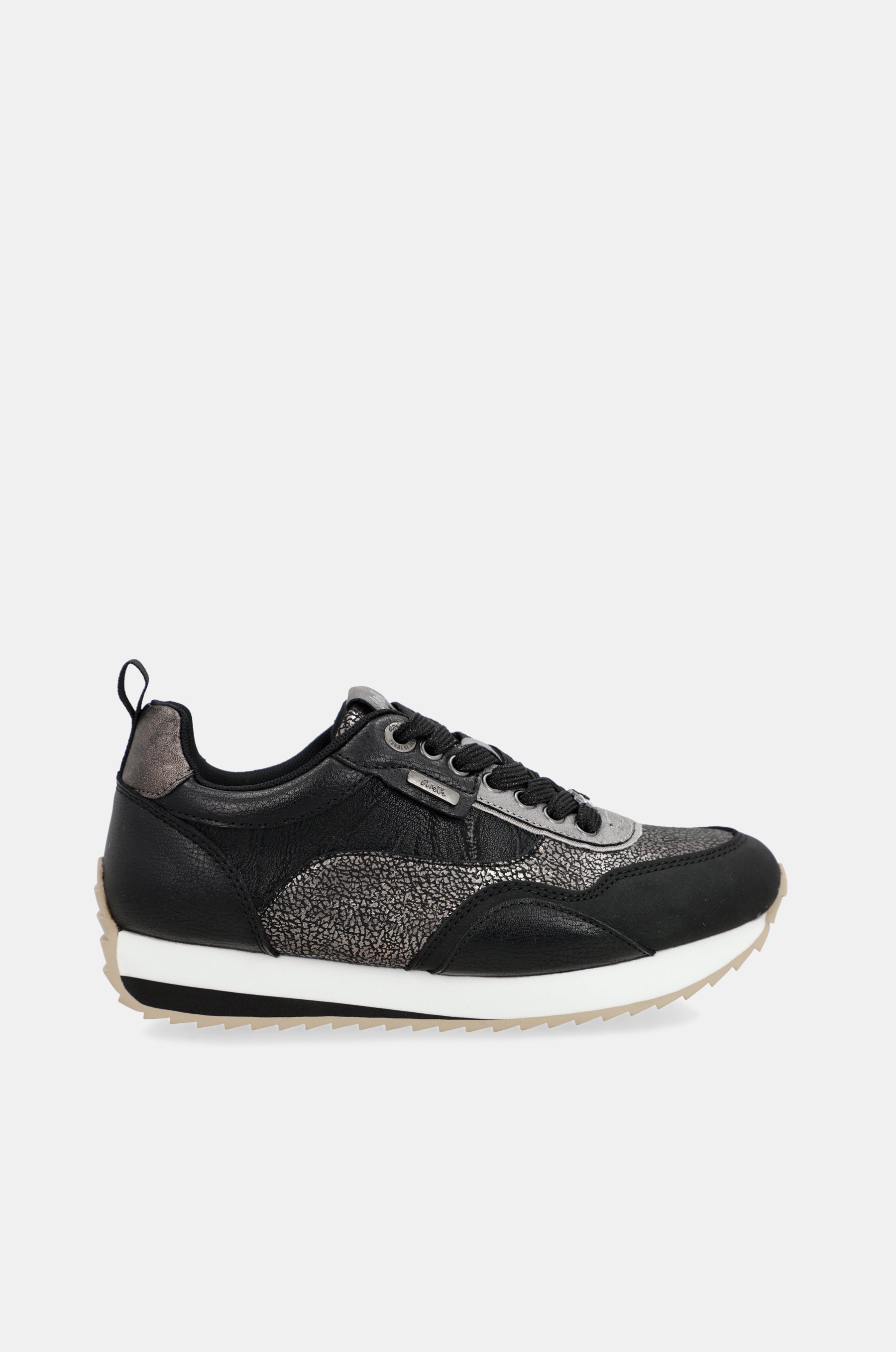 Travel black sneakers