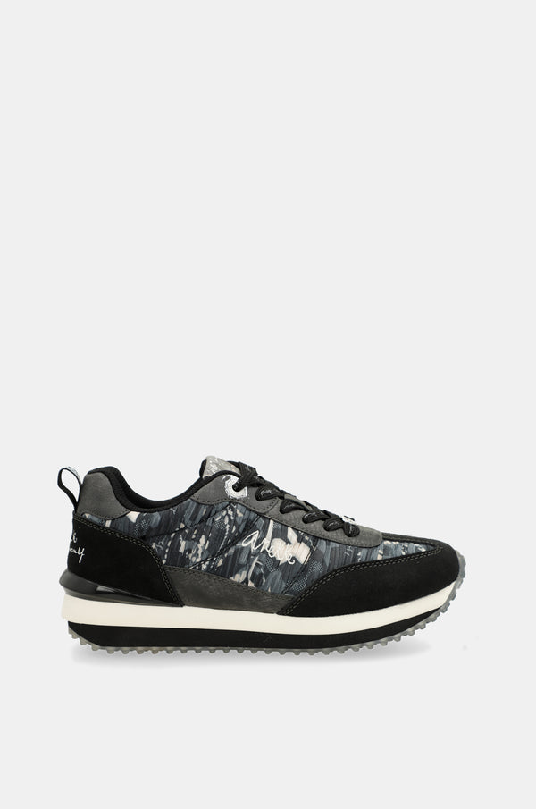 Black sneakers with multicoloured sole