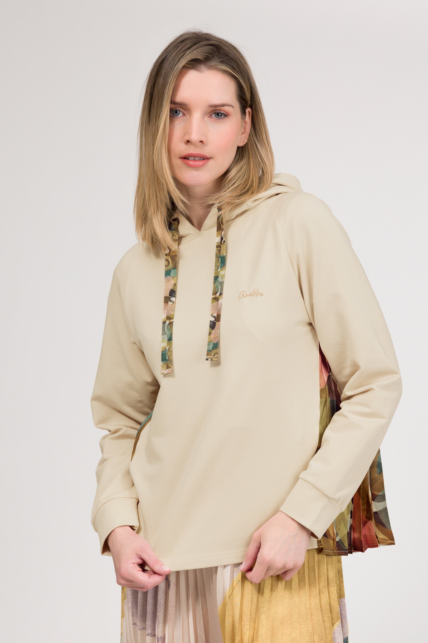 Sweatshirt with pleated hood