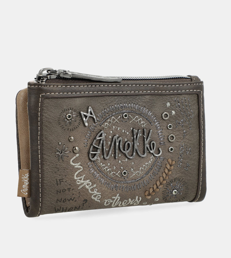 Rune wallet with two closures