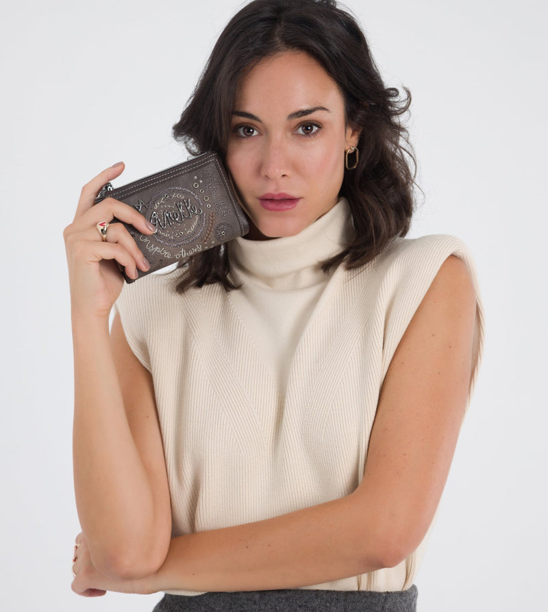 Rune wallet with two closures