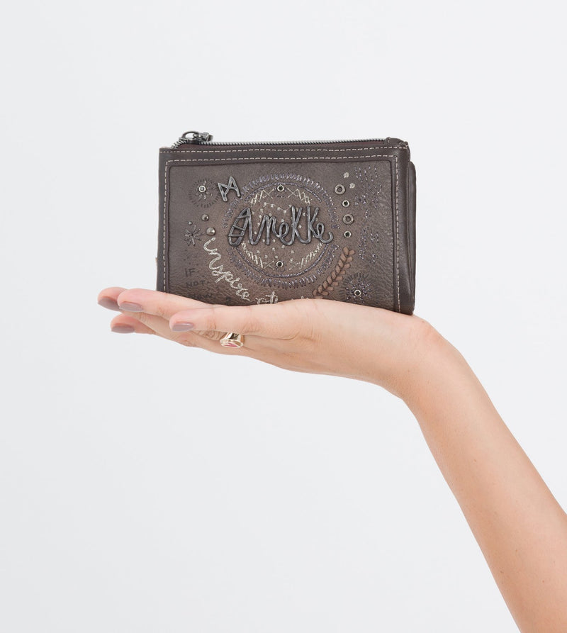 Rune wallet with two closures